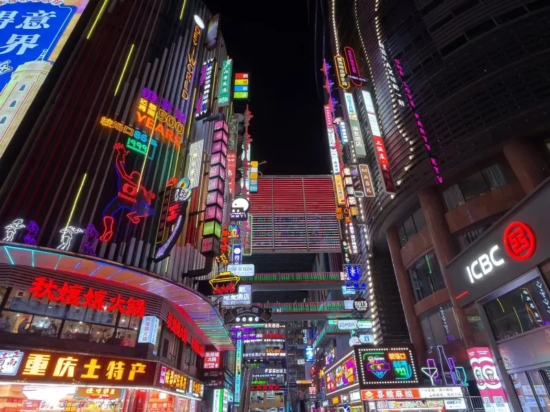重庆女装零售市场趋势:2024秋冬时尚穿搭与品牌集合店选购参考