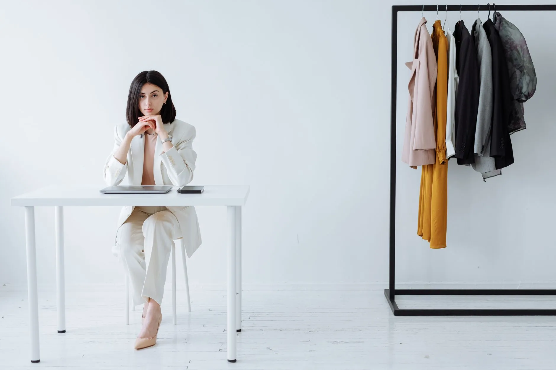 渝中区千娱音服装店解读:都市女性如何通过时尚穿搭打造个人风格衣橱正文配图 1